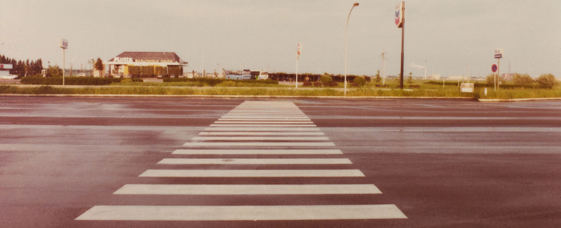 Luigi Ghirri, Emilia Romagna (1988) serie Paesaggio Italiano, Stampa cromogenica da negativo, 5.5 x 7 cm. Collezione privata ©Eredi Luigi Ghirri