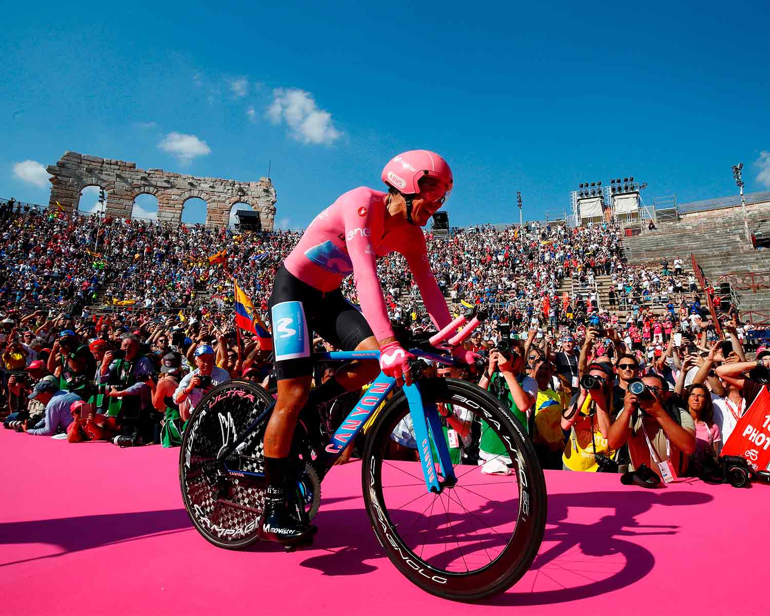 Il ciclista ecuadoriano Richard Carapaz, vincitore al Giro d’Italia 2019, festeggia all’Arena di Verona