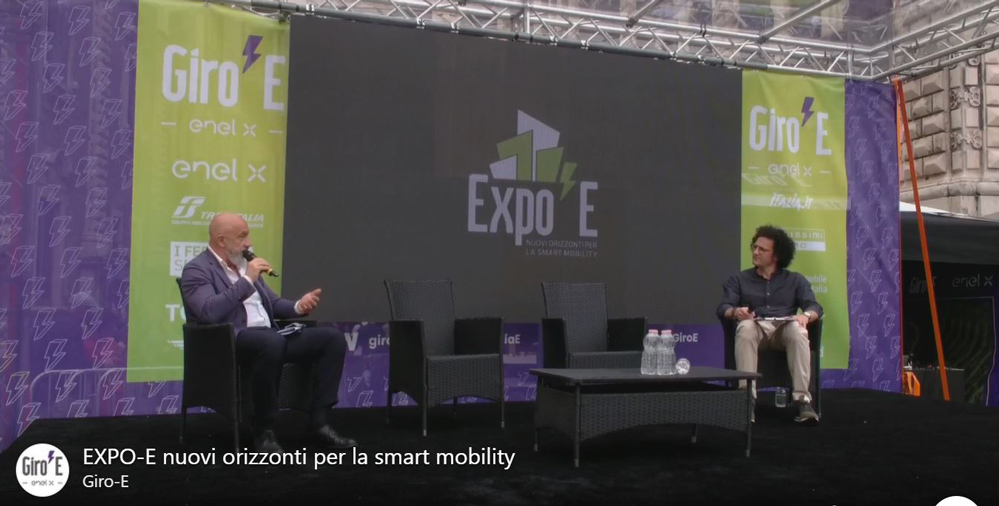 Gioacchino Costa, Direttore Marketing di Trenitalia, e Mauro Dell'Olio, direttore artistico e moderatore del palco Expo del Giro-E, in occasione della tappa a Catania del Giro-E