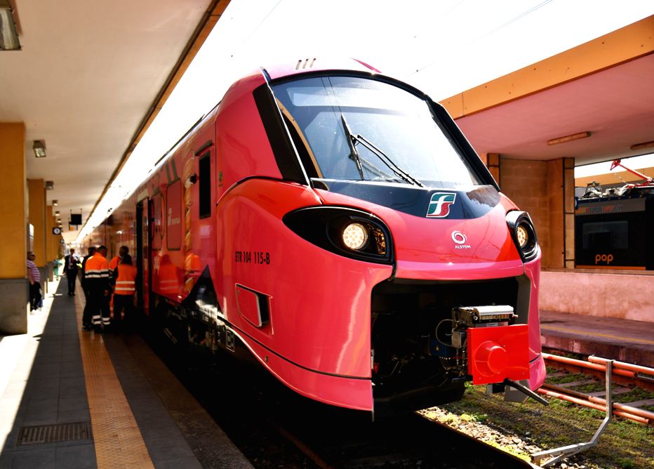 Treno regionale Pop Trenitalia con livrea rosa Giro d'Italia