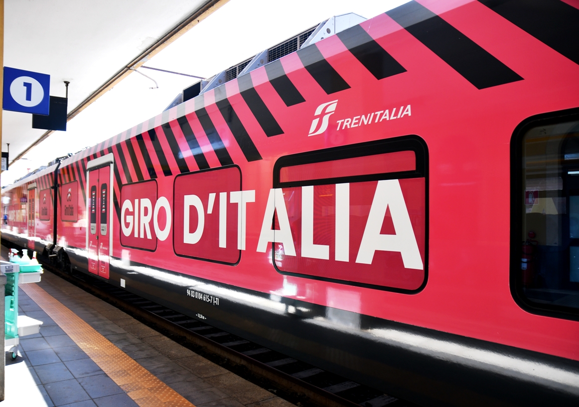 Treno regionale Pop Trenitalia livrea rosa Giro d'Italia