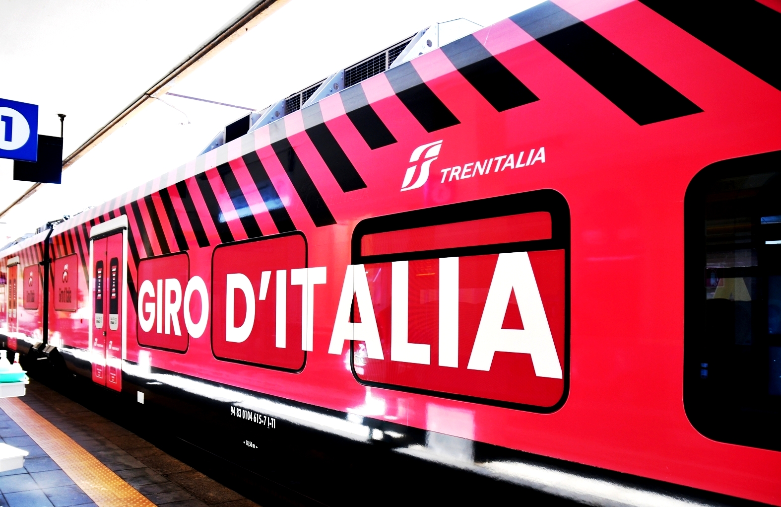 Treno regionale con livrea per il Giro d'Italia