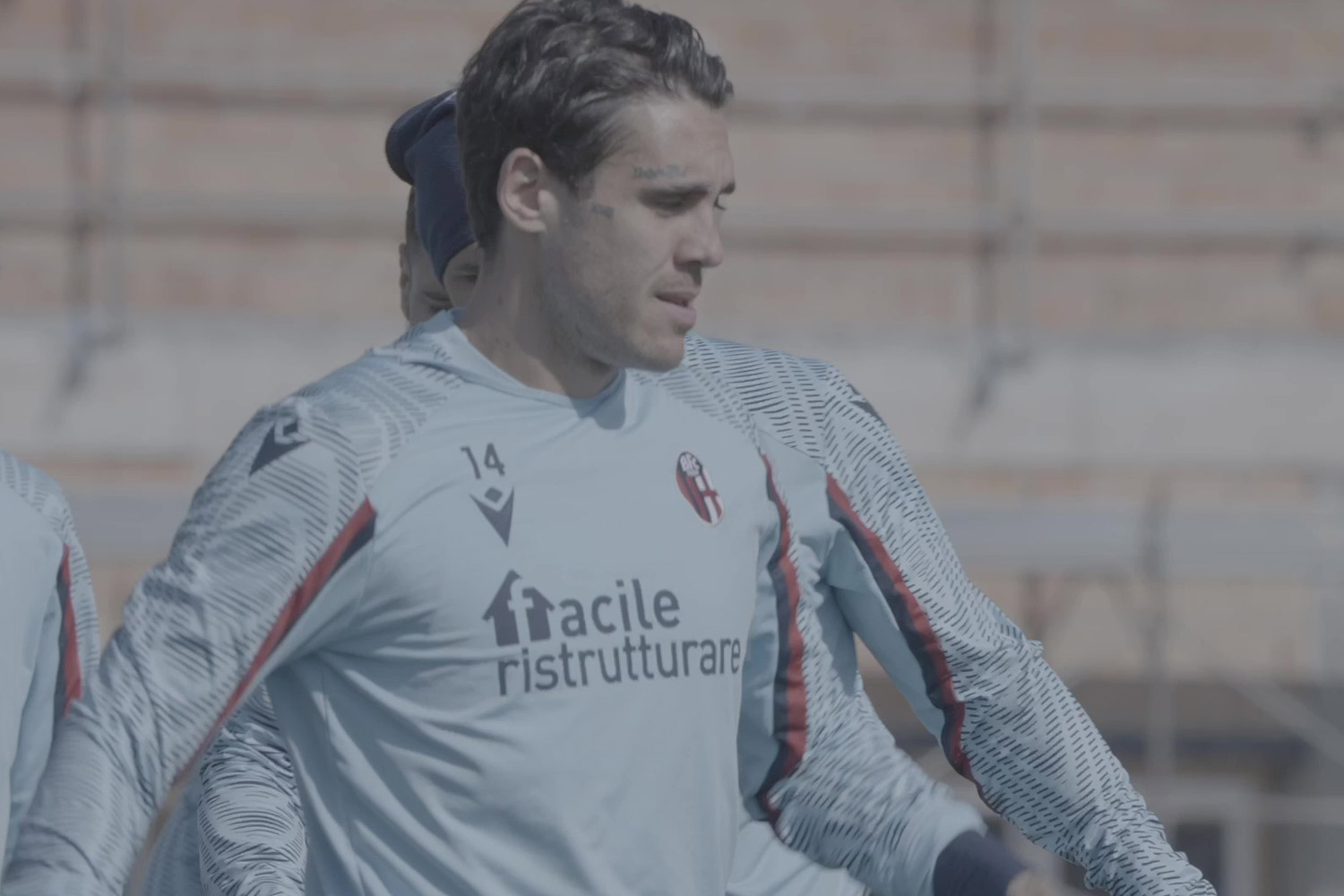 Nicolas Viola, centrocampista del Bologna, durante una fase di allenamento