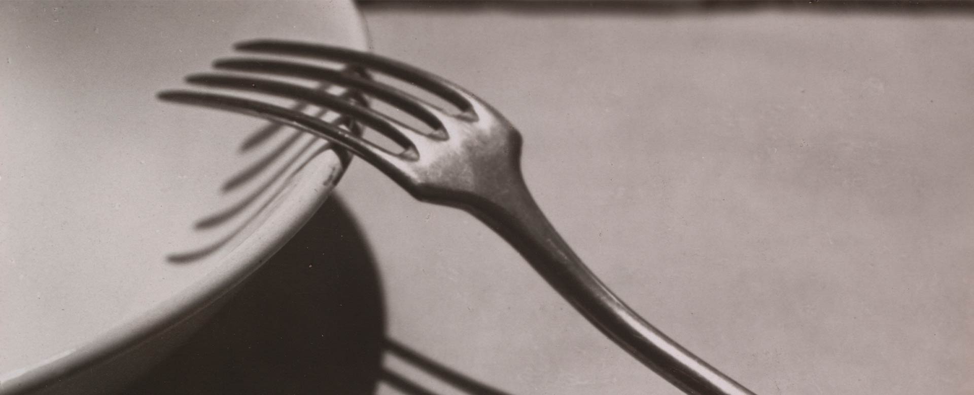 Una forchetta fotografata da André Kertész