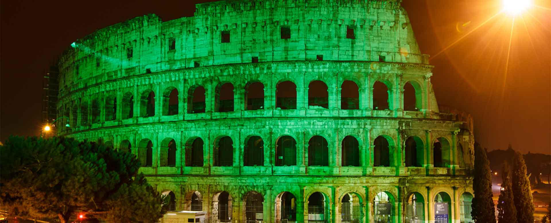 Il Colosseo di Roma illuminato di verde