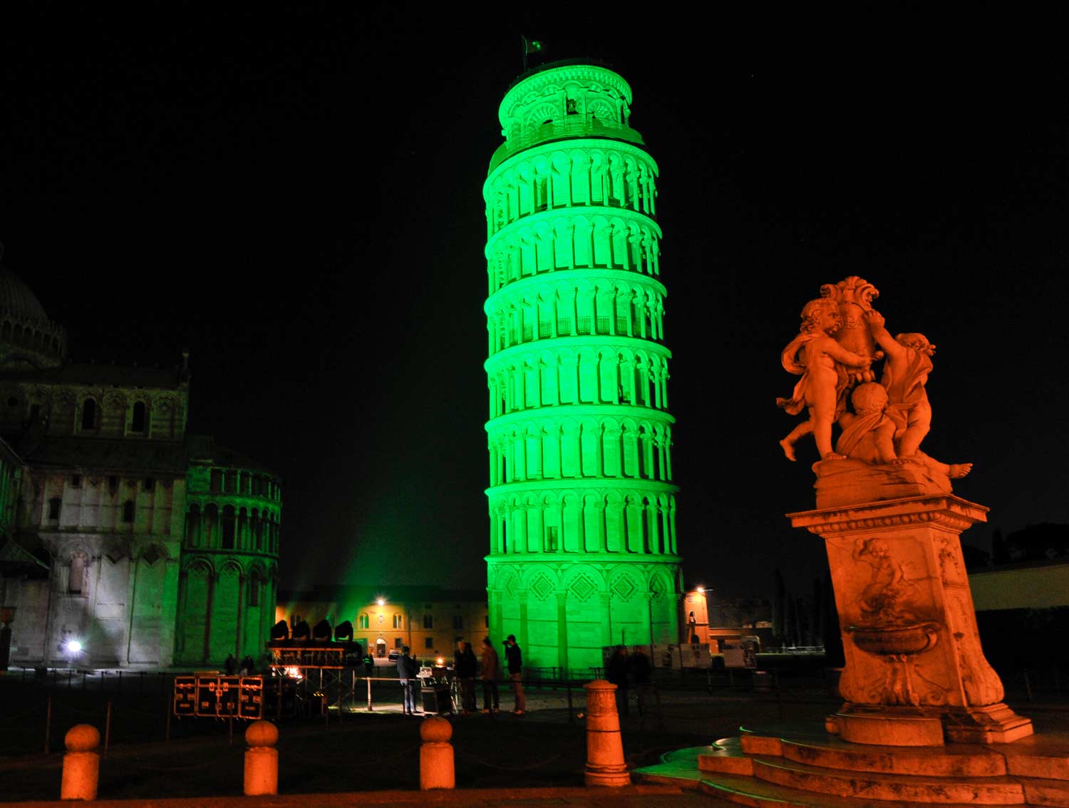 La Torre di Pisa illuminata di verde per il Global Greening 2021