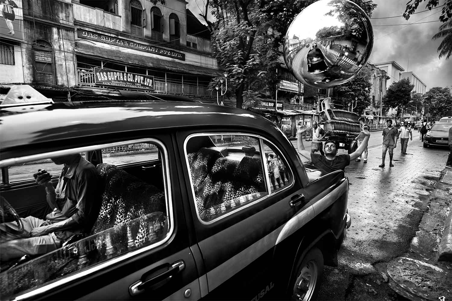 Max Vadukul, Taxi Driver Lunch vs Zero Emission Man, from the series “The Witness”, College Street, Kolkata (India), 2019 © Max Vadukul