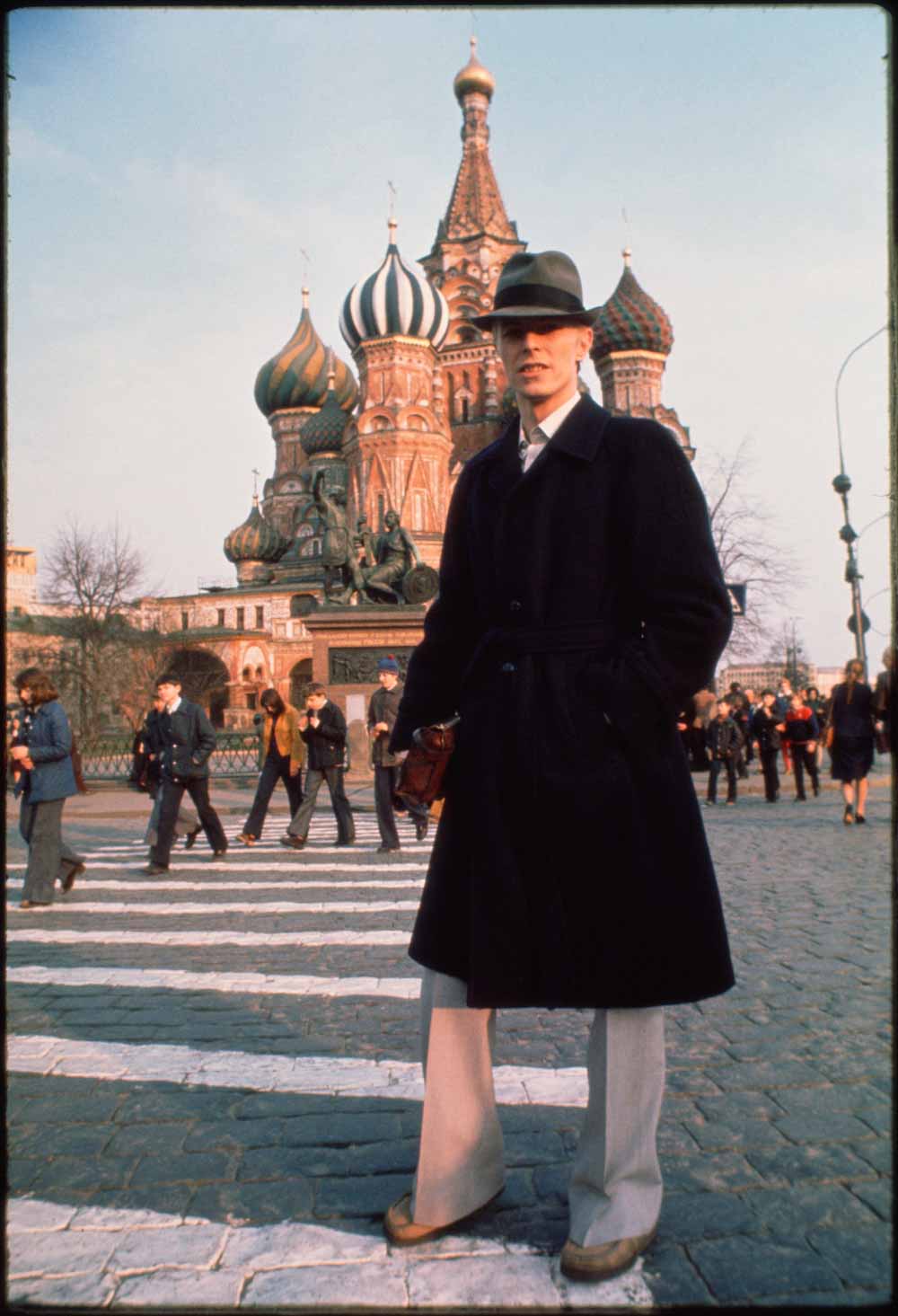 Bowie passeggia per la Piazza Rossa di Mosca (1976)