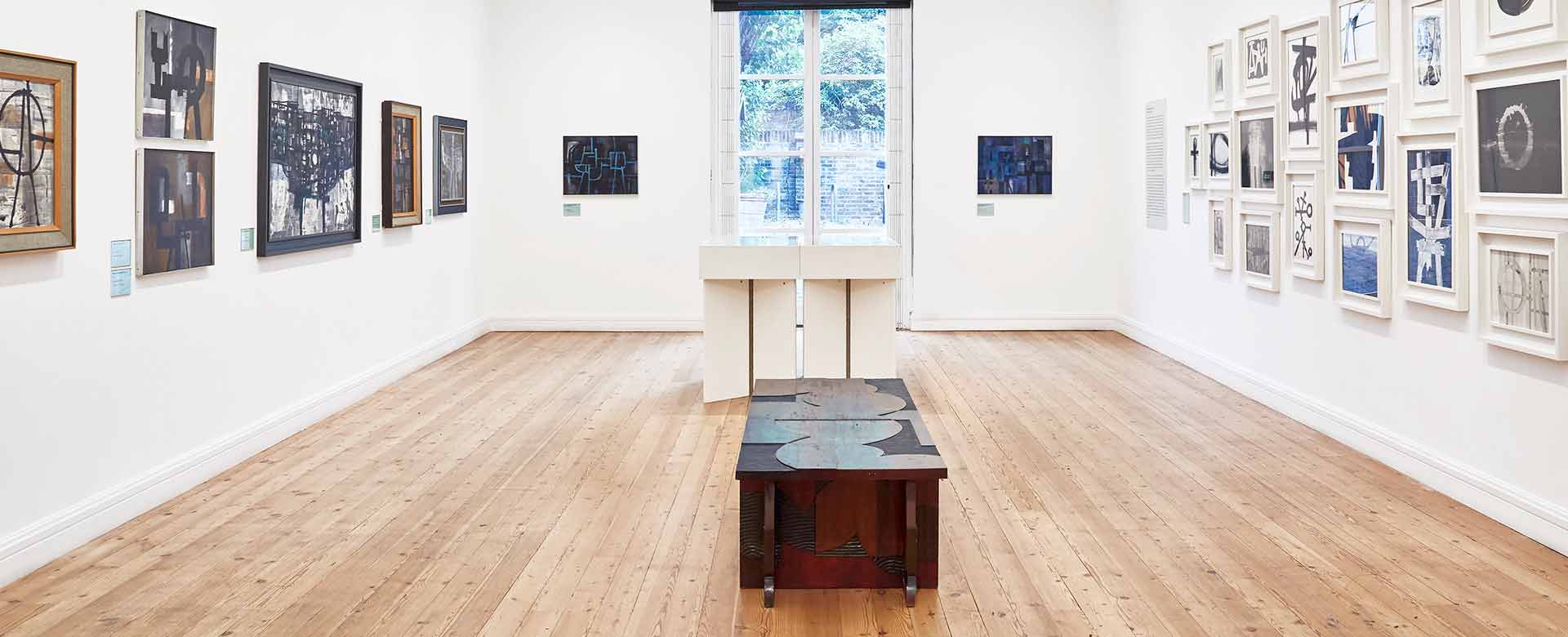 Una sala della mostra Luigi Pericle: A Rediscovery all’Estorick Collection di Londra