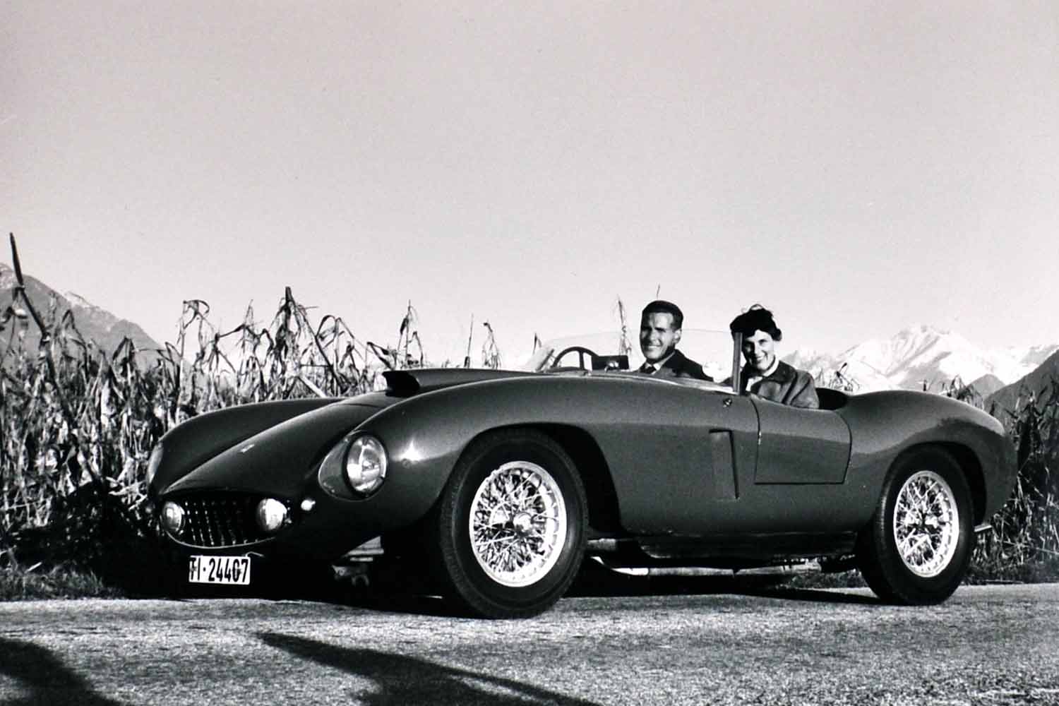 Luigi Pericle e la moglie Orsolina Klainguti sulla Ferrari dell’artista ad Ascona, in Svizzera