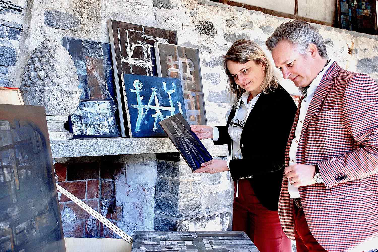 Andrea e Greta Biasca-Caroni durante il ritrovamento delle opere di Luigi Pericle
