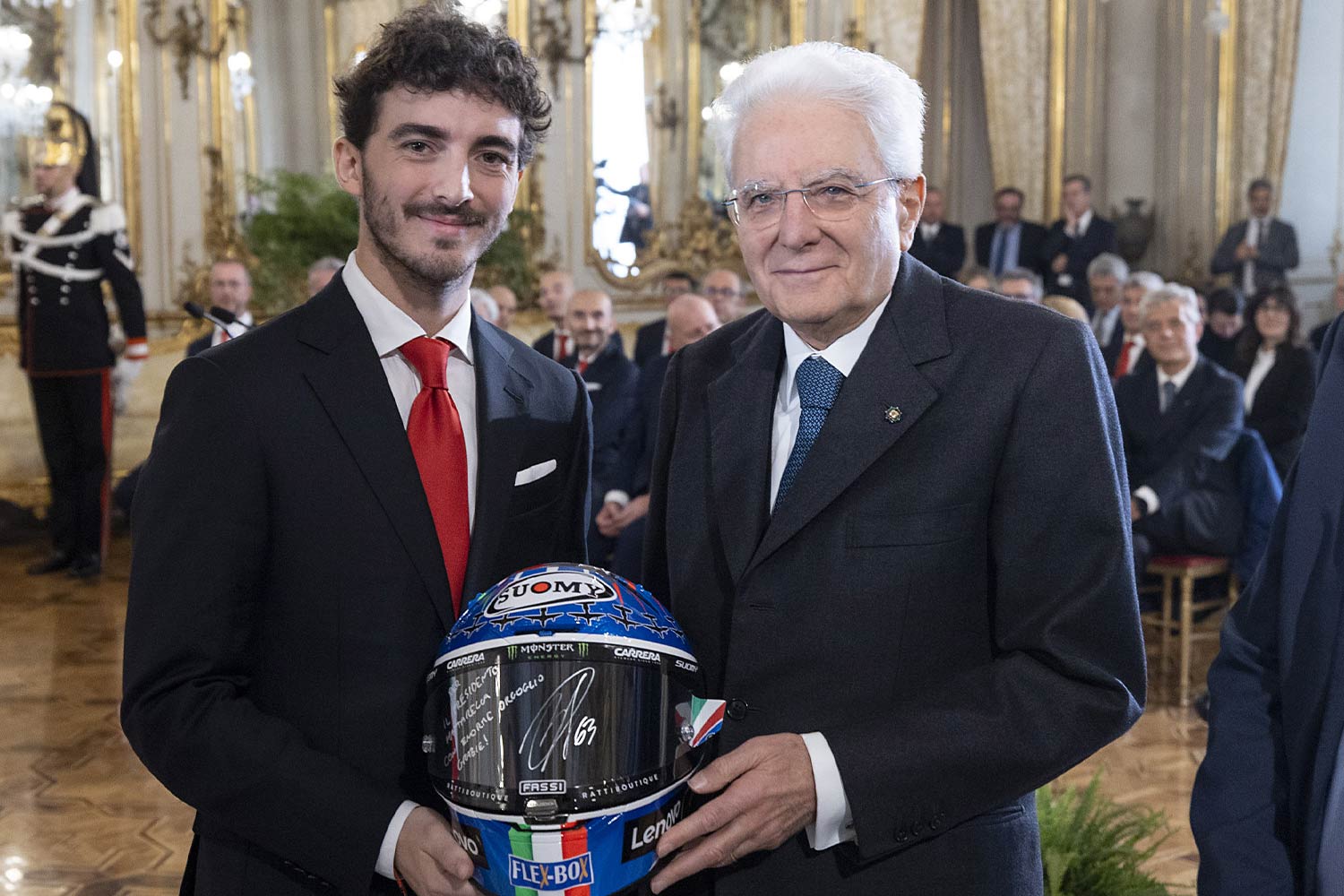 Il Presidente Sergio Mattarella con il campione del mondo di MotoGP, Francesco Bagnaia © Quirinale