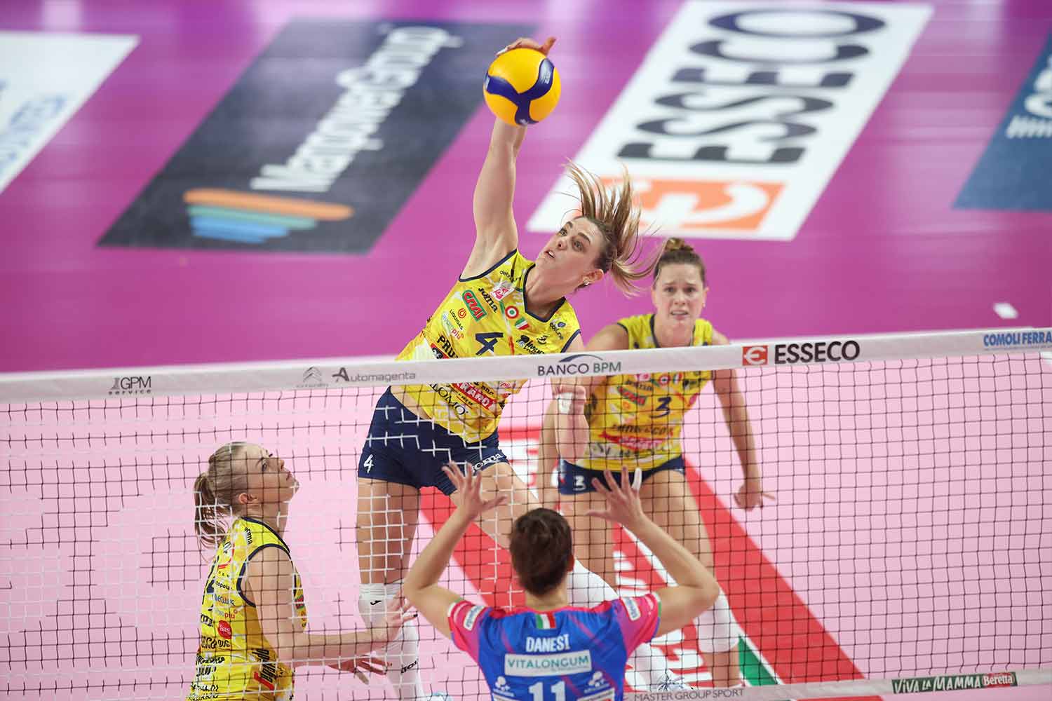 Un momento della sfida di campionato di volley femminile tra Conegliano e Novara