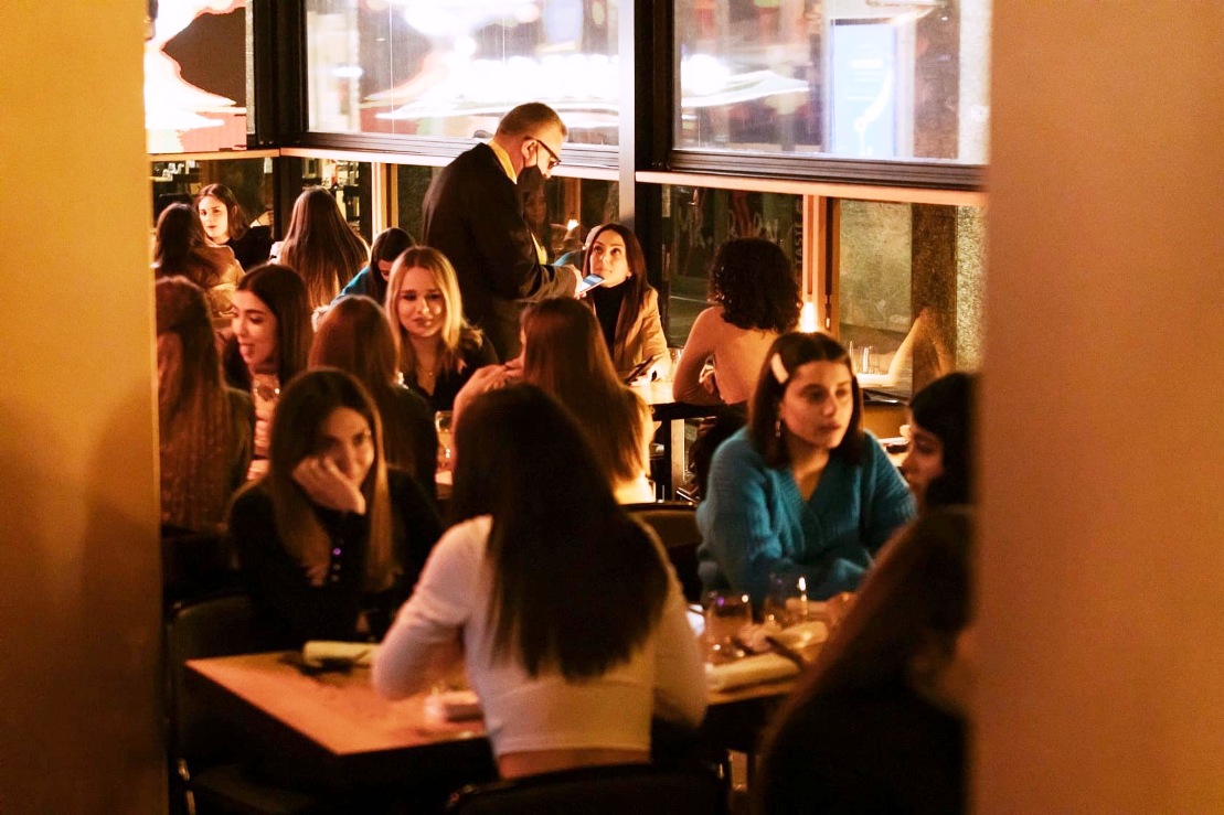 Persone in locale di ristoro