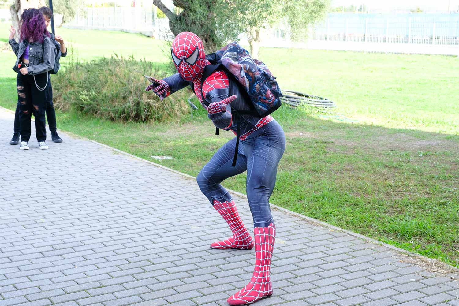 Cosplayer vestito da Uomo Ragno per Romics 2022