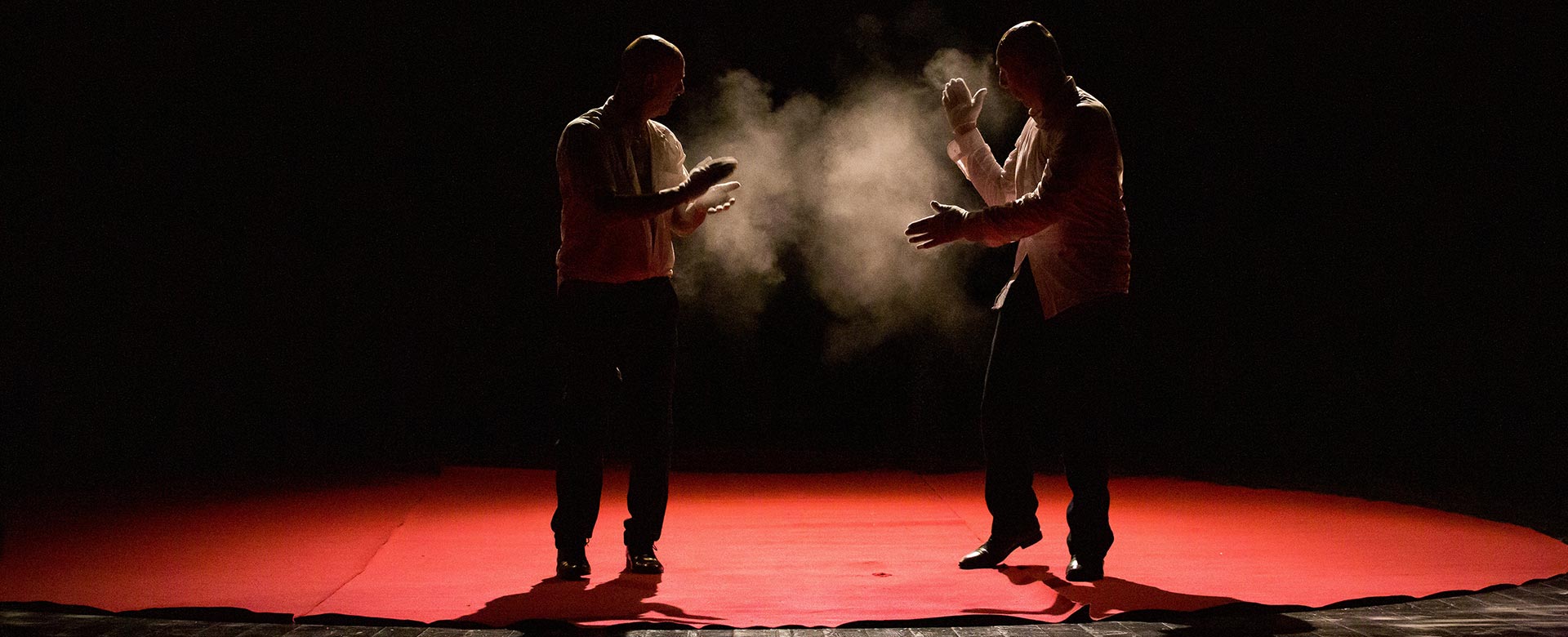 Una scena dello spettacolo Jump della compagnia Opera Bianco ©Marco Boschetti