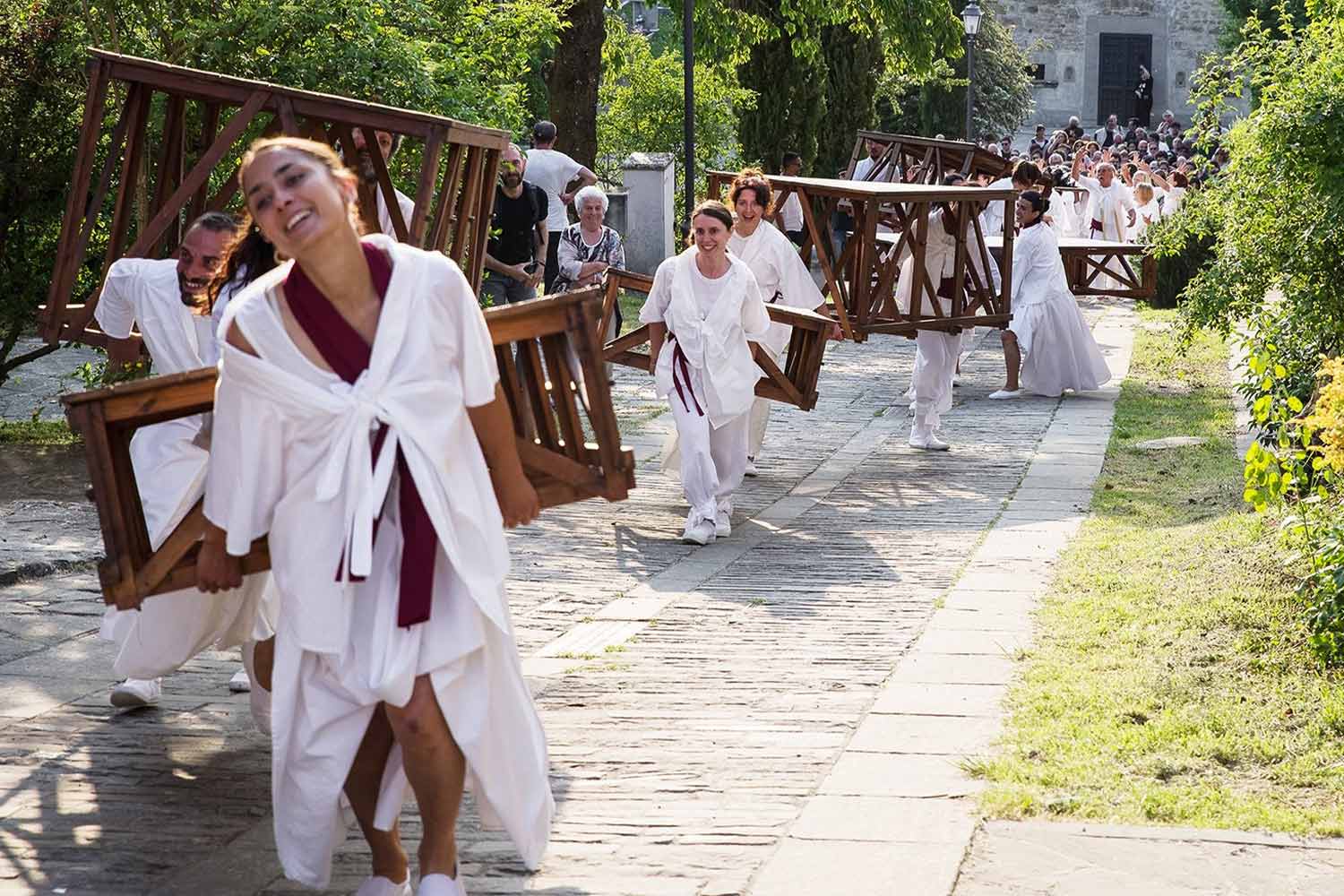 Una scena dello spettacolo La misura umana del Teatro dei Venti nel borgo di Gombola ©Chiara Ferrin
