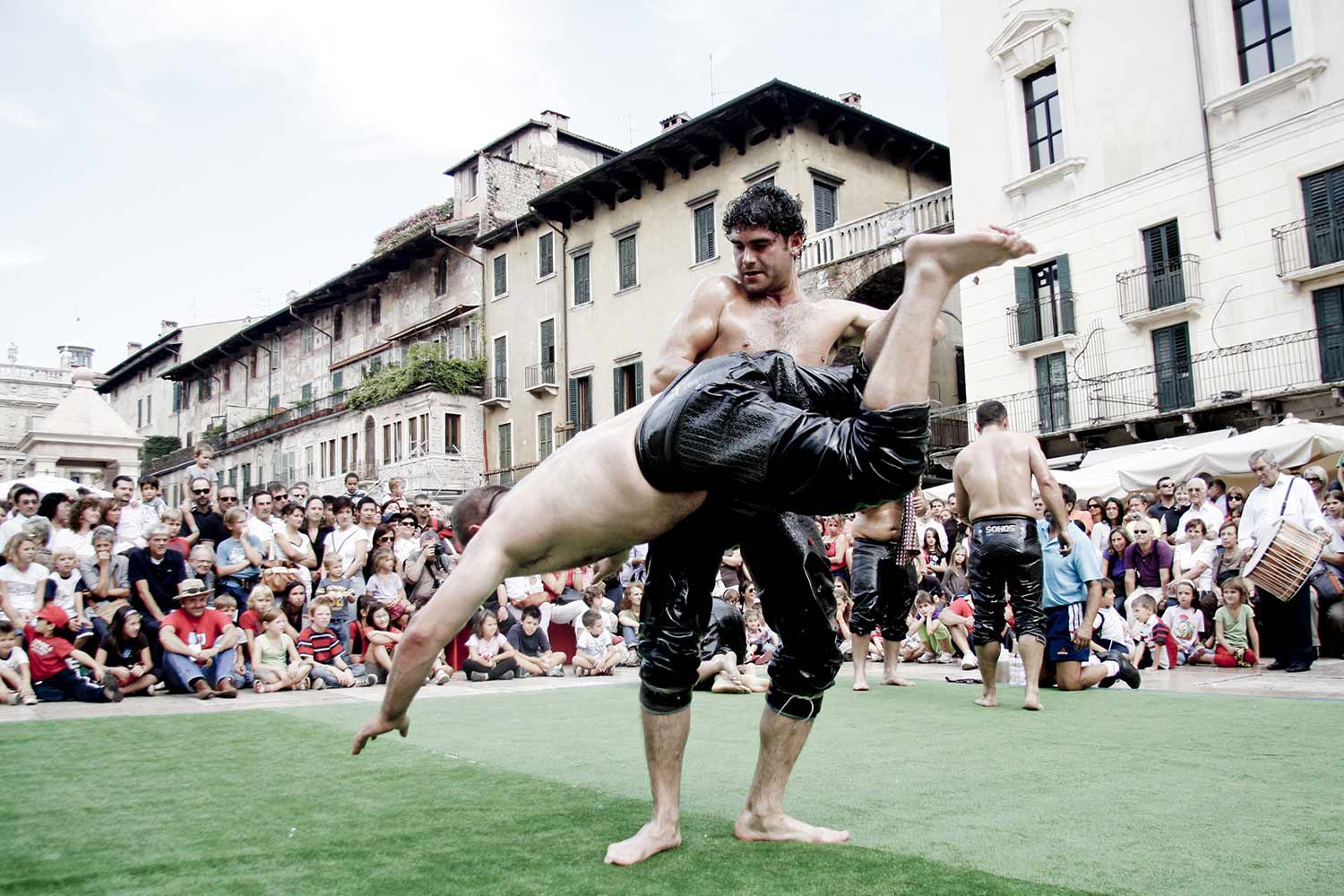Il gioco greco della Lotta unta di Sohos, tra i protagonisti del festival Tocatì di Verona 