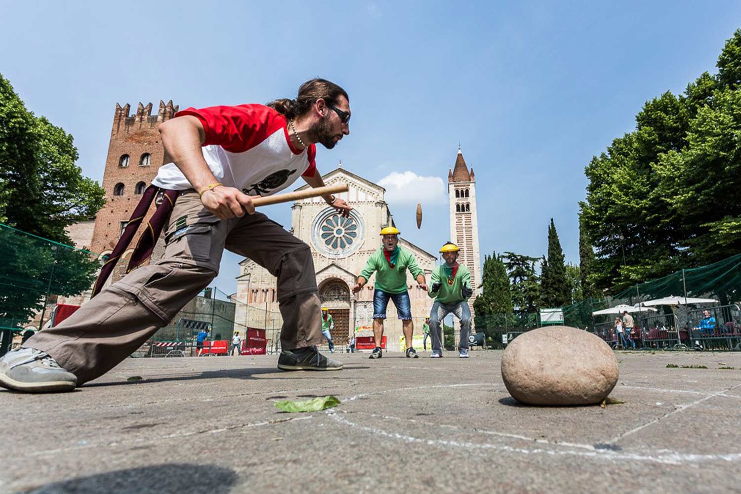 Giocatori di lippa, uno dei giochi protagonisti del festival Tocatì di Verona