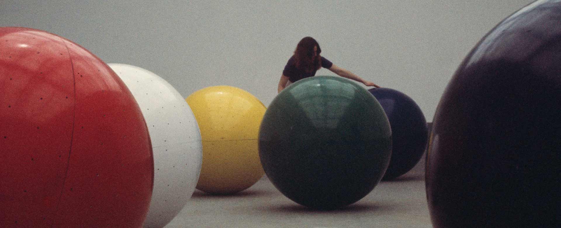 In apertura, l’opera di Sergio Lombardo, Sfere, alla Biennale di Venezia del 1970, in uno scatto di Claudio Abate. Courtesy Archivio Claudio Abate 