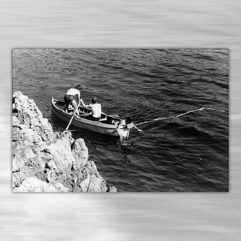 Azione di Jan Dibbets: l’artista installa la Linea bianca (1968) sotto le acque del mare Courtesy Archivio Lia Rumma