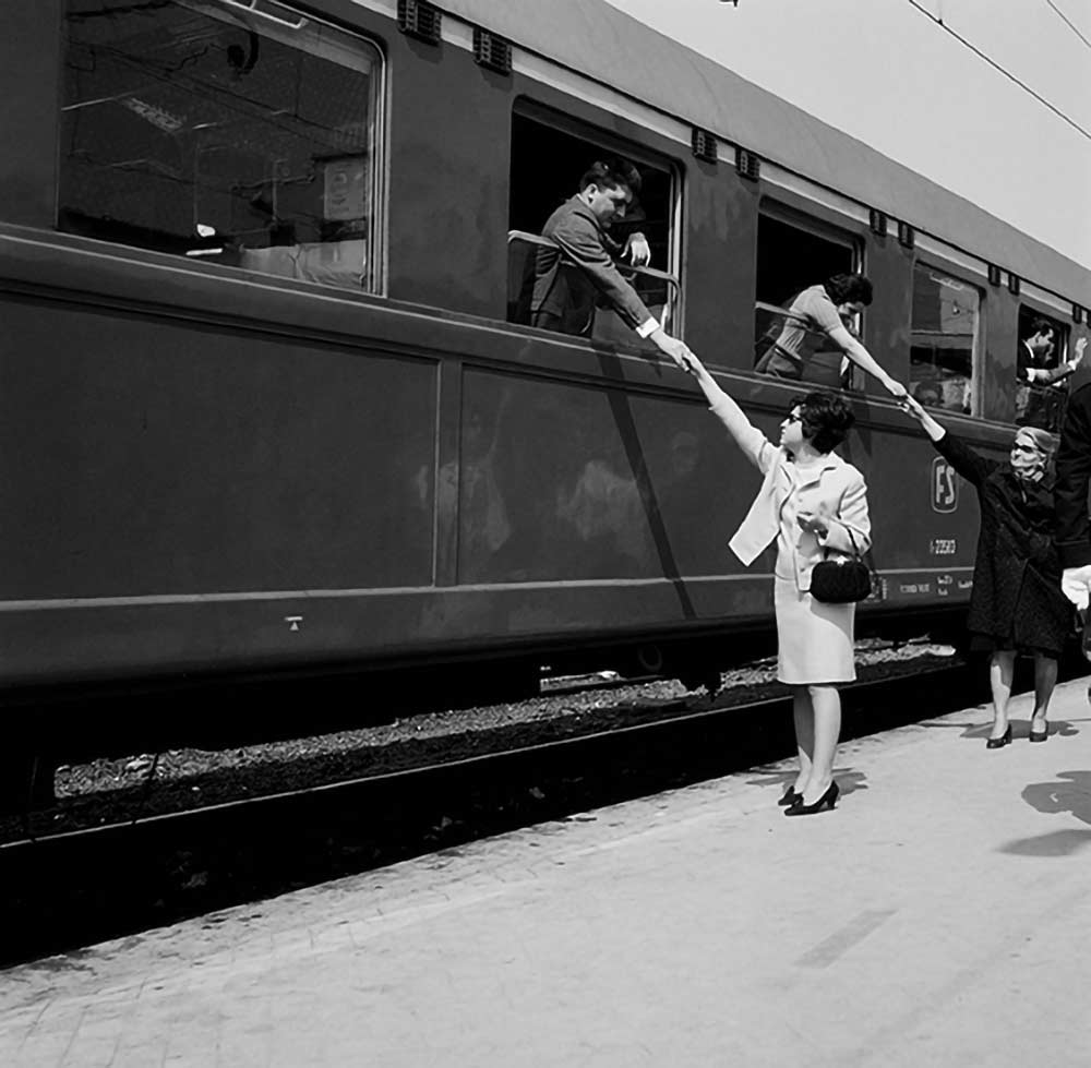 Treno in partenza al binario della stazione di Messina (1968)