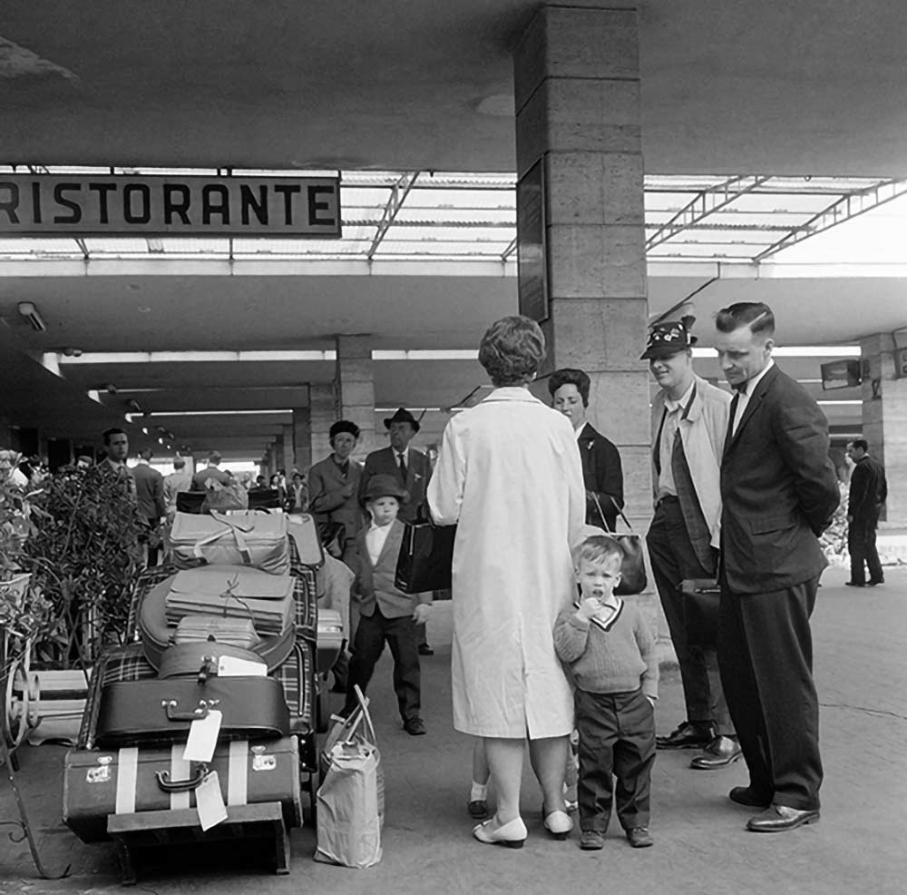 Viaggiatori nella stazione di Napoli Centrale (1964)