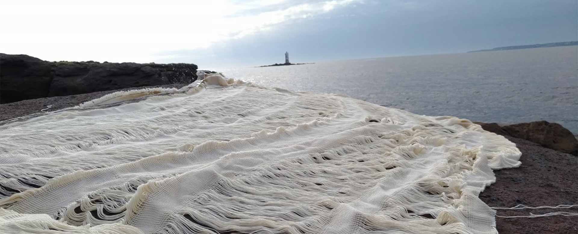 Schiuma e faro (2018) di Paulina Herrera Letelier allestita sulla scogliera di Mangiabarche a Calasetta (SU)