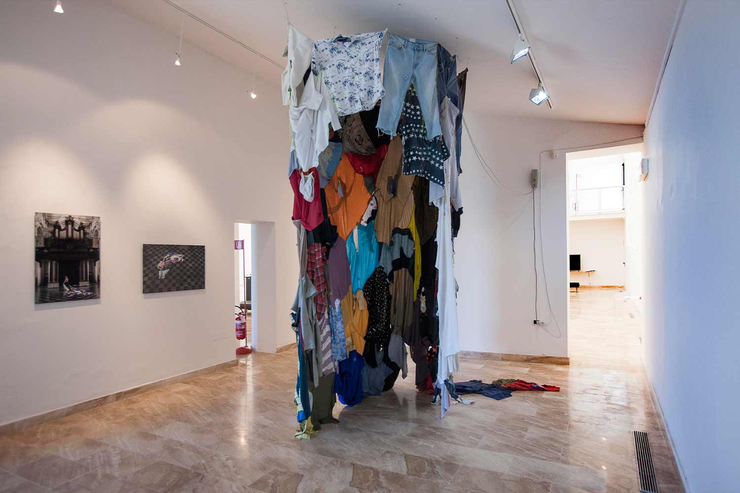 L’opera Dove sto con me-Solo (2016-17) di Ruben Montini, allestita in occasione della mostra al Macc Genius Loci-Maestri di Sardegna (2018)