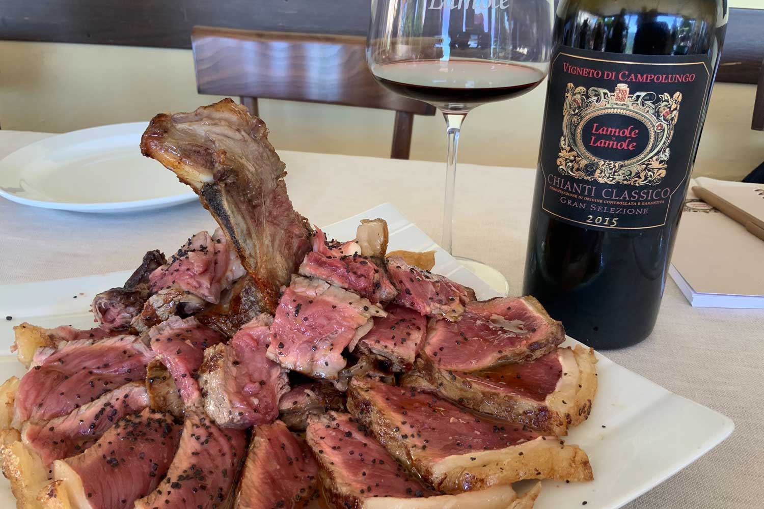 Bistecca con bottiglia di vino