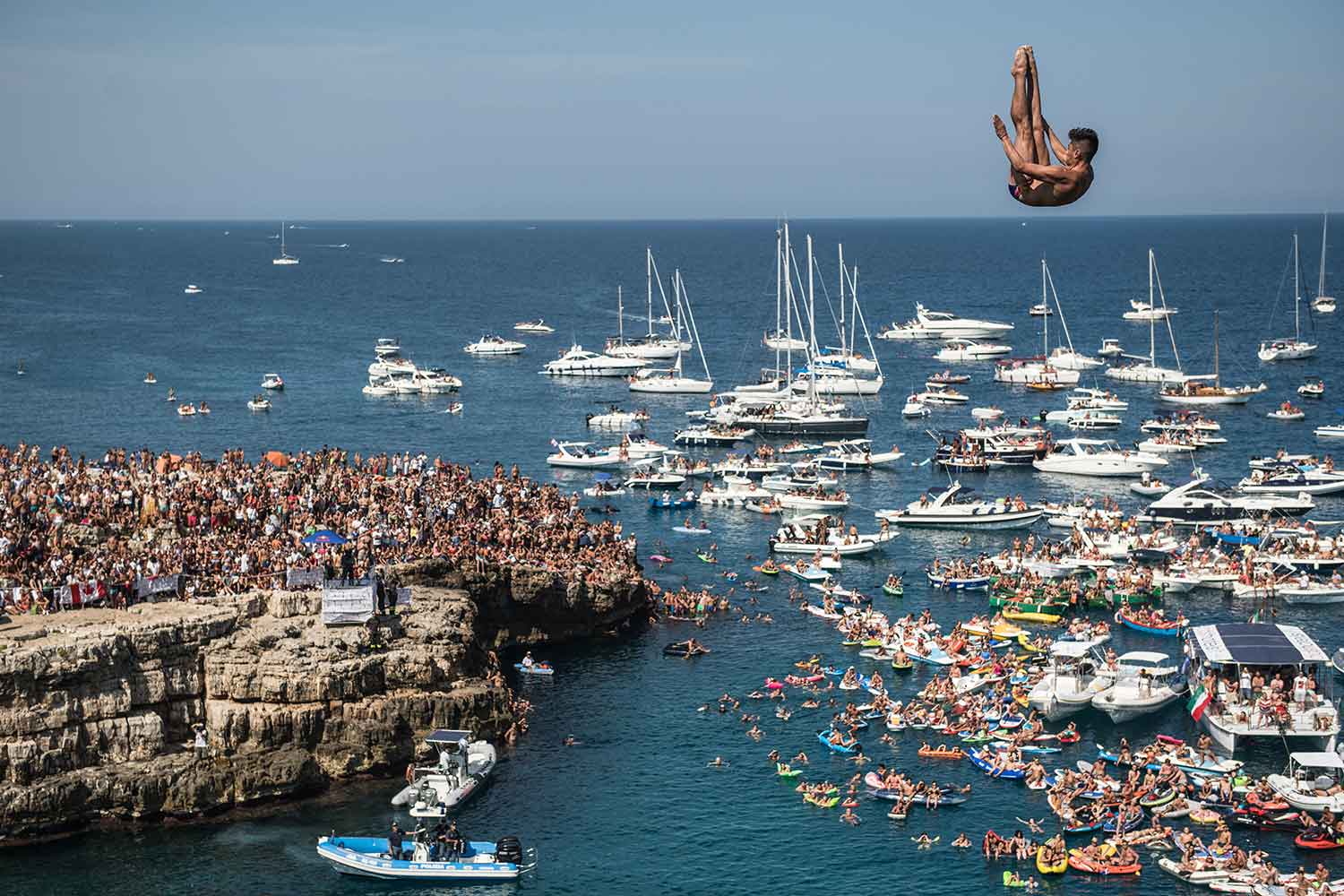 L’atleta Jonathan Paredes del Messico alla Red Bull Cliff Diving World Series a Polignano a Mare, 23 settembre 2018