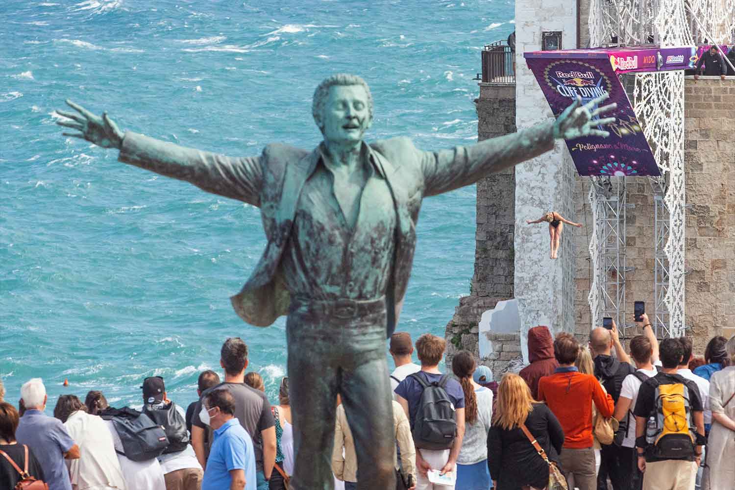 La statua di Domenico Modugno a Polignano a Mare