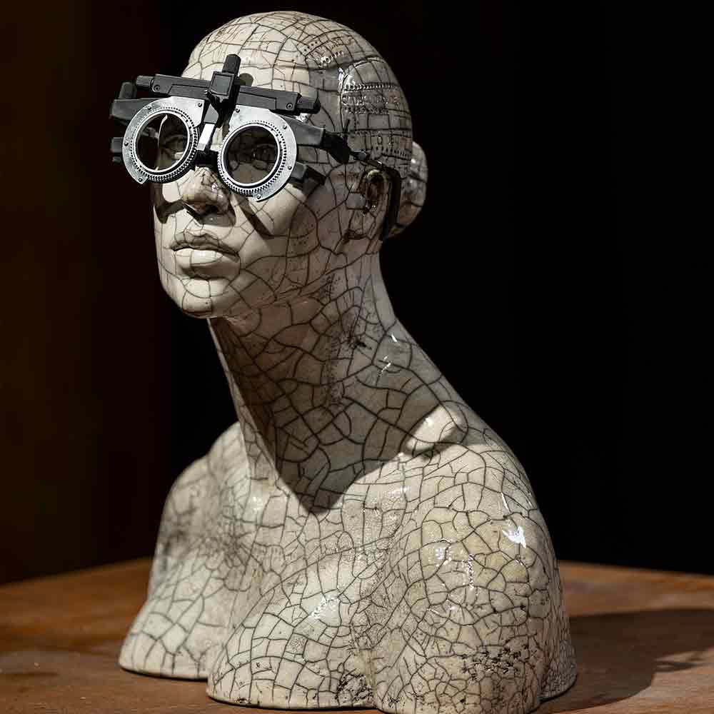 mezzo busto con occhiali