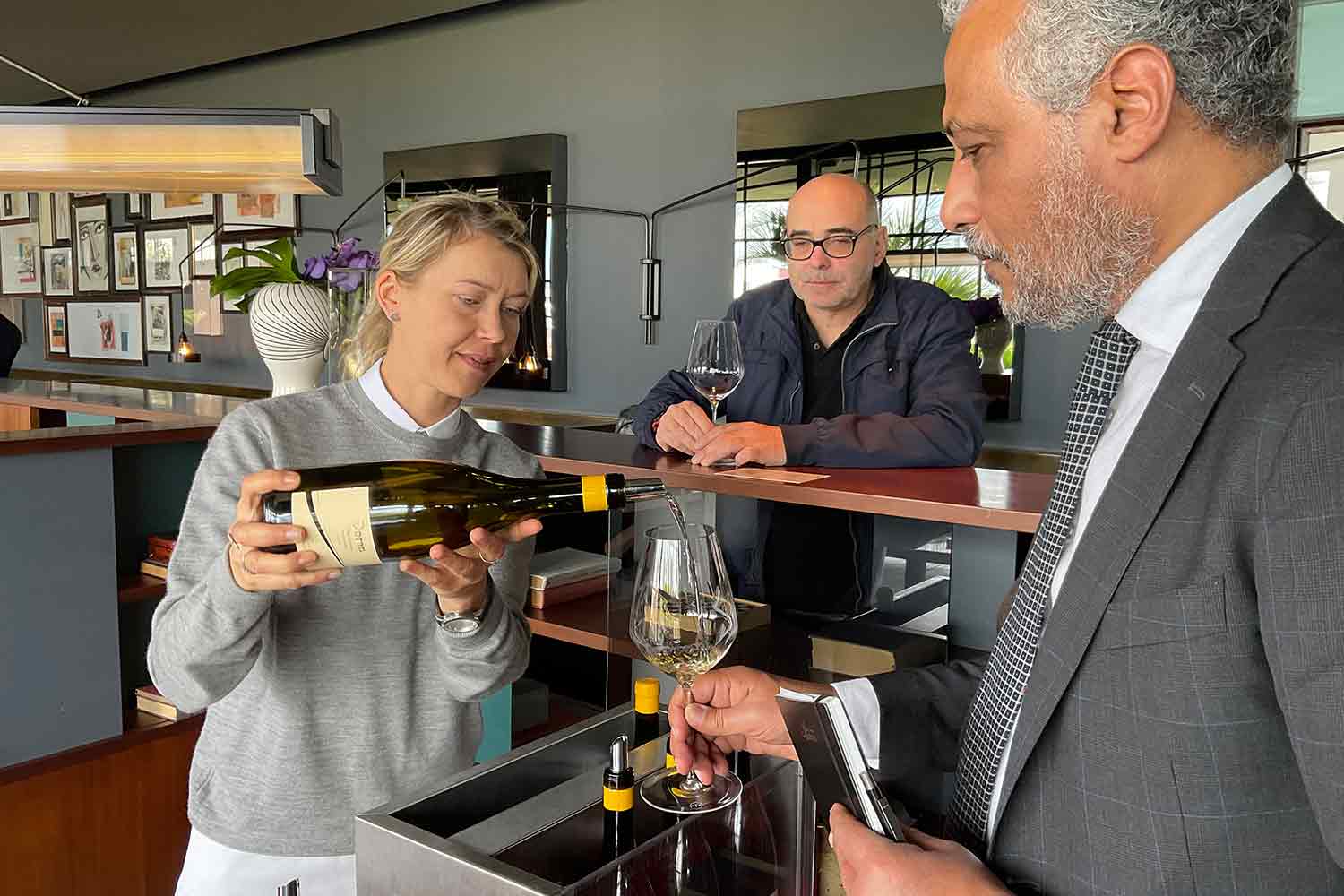 persone che bevono vino