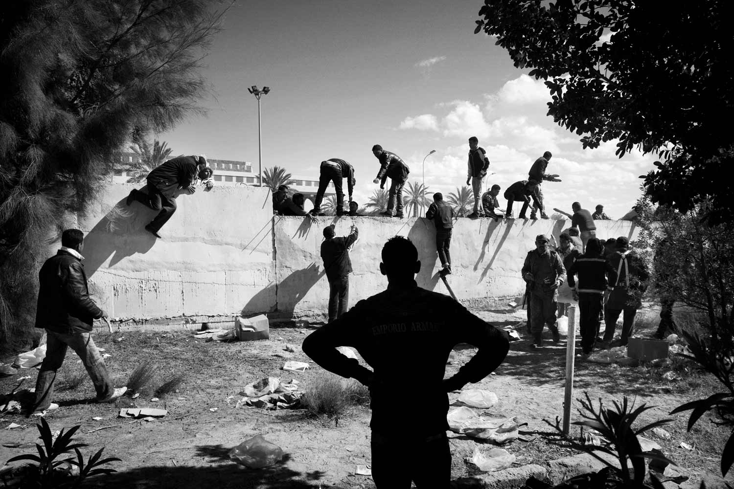 Persone in fuga dalla Libia durante gli scontri tra ribelli e forze pro-Gheddafi. Passaggio di frontiera a Ras Jdir, nei pressi di Ben Guerdane Ras Jdir, Tunisia (2011)