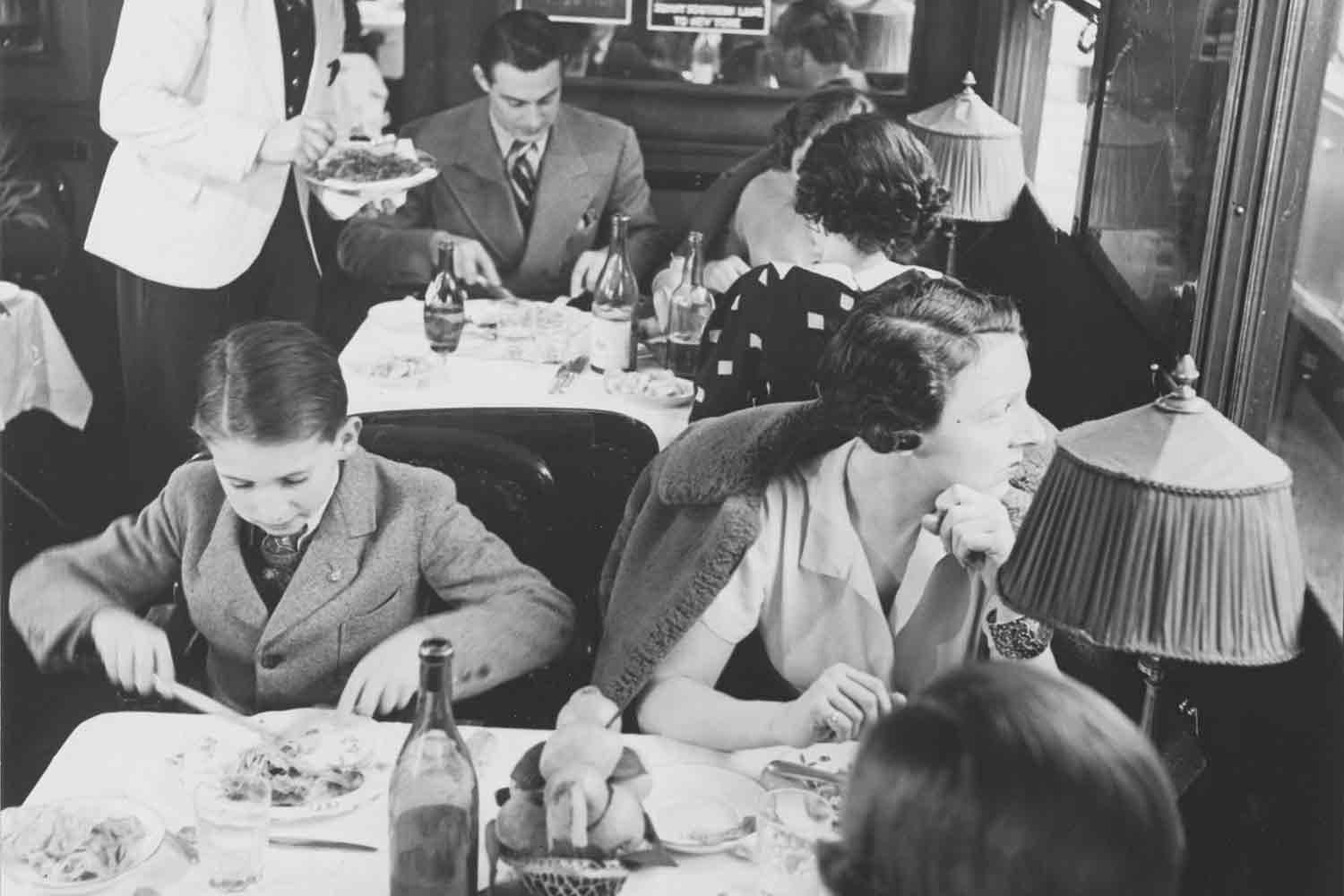 Passeggeri a bordo di una delle carrozze ristorante della Compagnie (circa 1930) © Fonds de dotation Orient Express