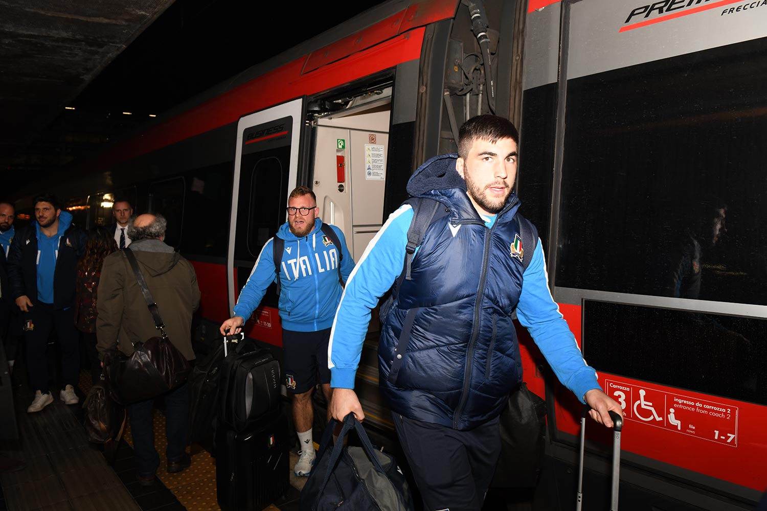 Gli atleti della Nazionale di rugby in arrivo a Roma Termini dopo aver viaggiato con il Frecciarossa da Verona 