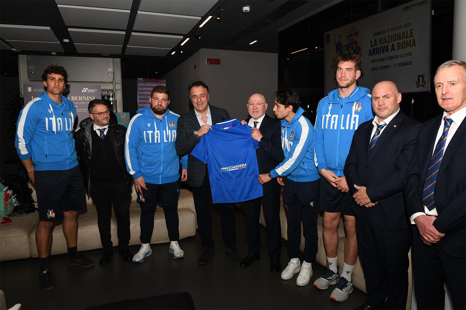 Il Direttore Business Alta Velocità di Trenitalia, Pietro Diamantini, riceve dall’Italrugby una maglia da gioco con logo Frecciarossa