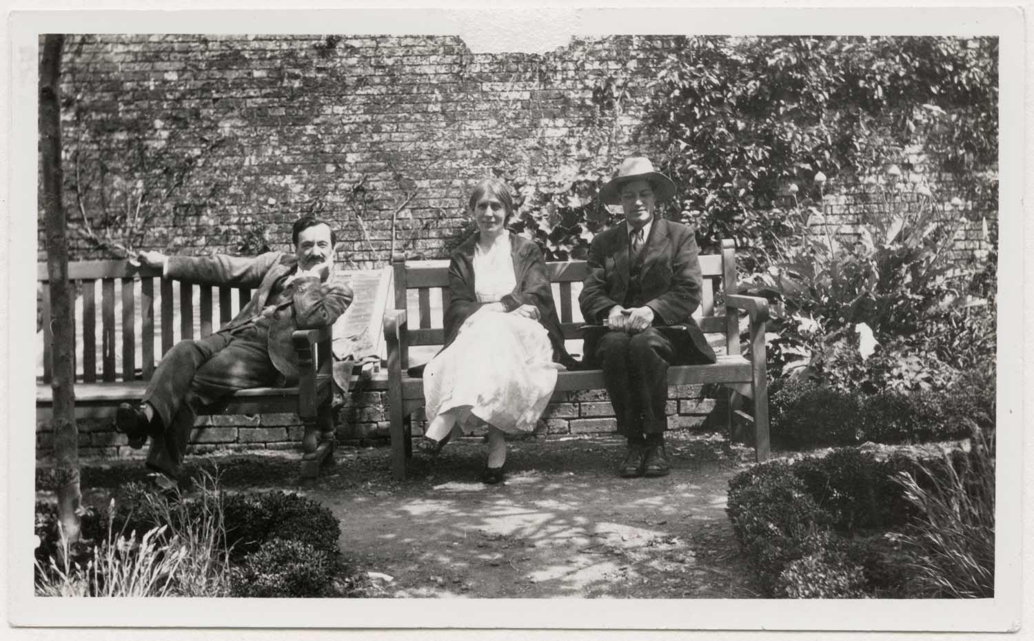 Simon Bussy, Vanessa Bell, Duncan Grant (1922) di Lady Ottoline Morrell © National Portrait Gallery, London