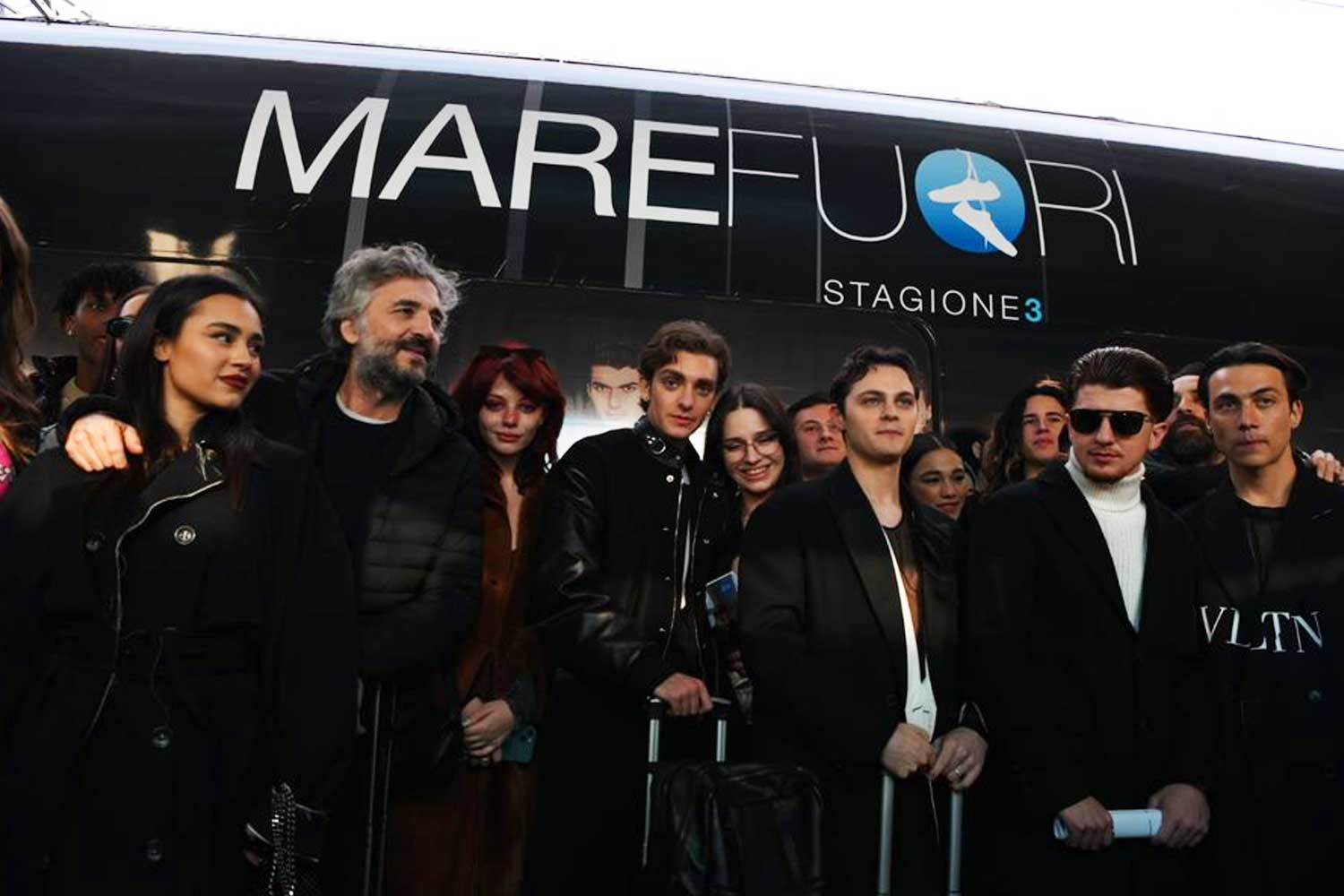 Il cast di Mare fuori con alle spalle il Frecciarossa con speciale livrea dedicata alla fiction Rai