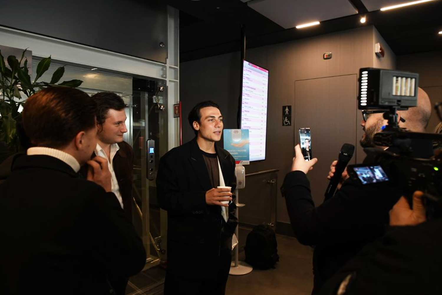 Il cast di Mare Fuori intervistato da FSNews nel FRECCIALounge di Roma Termini