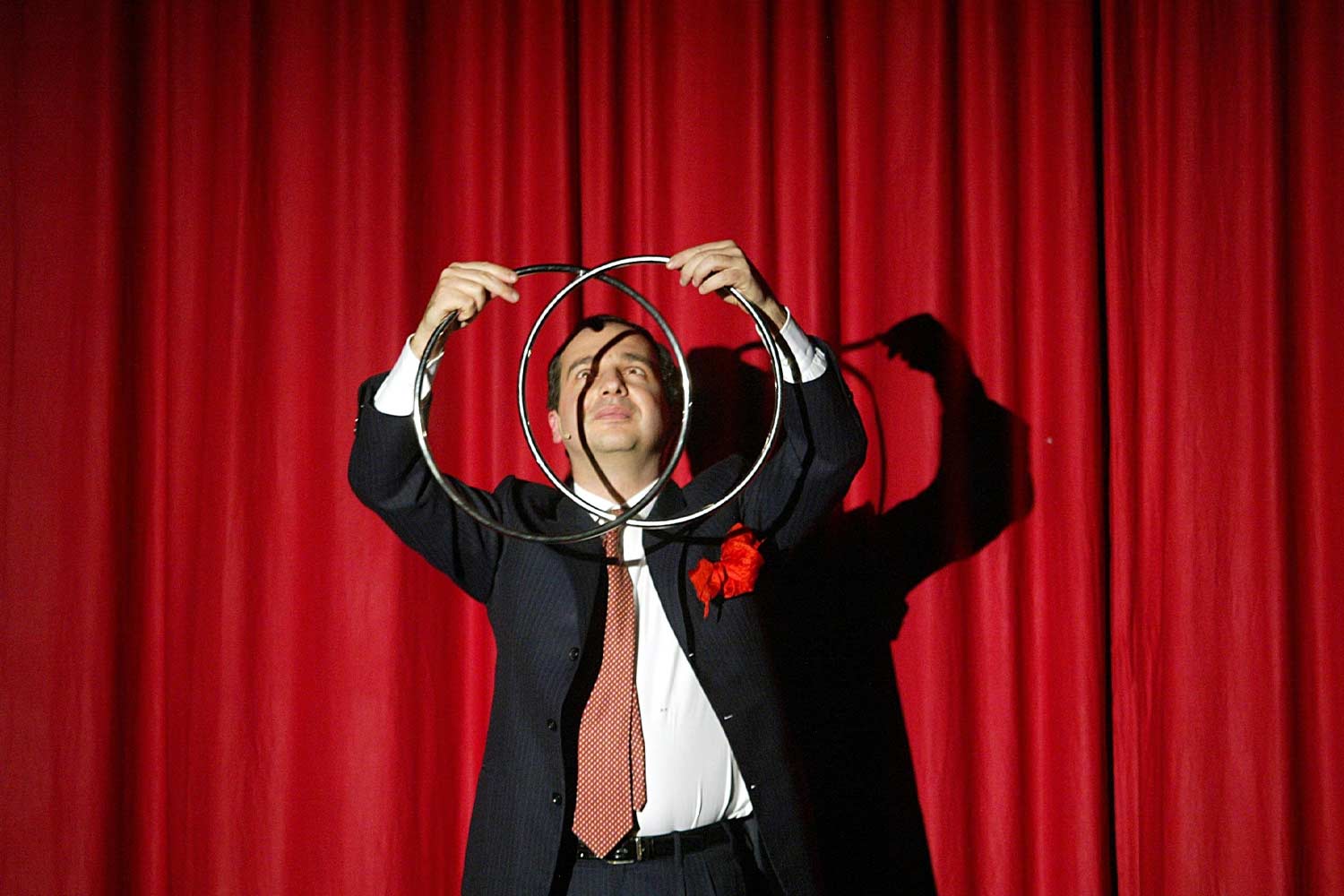 L'organizzatore di Supermagic Remo Pannain durante un'esibizione
