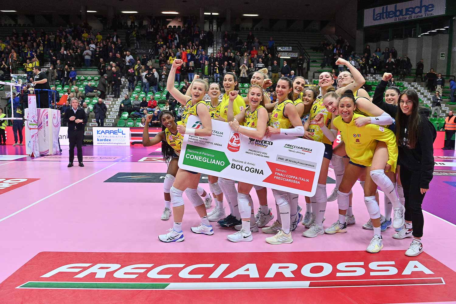 Imoco Volley festeggia l'accesso alle finali di Coppa Italia Frecciarossa con un biglietto gigante del treno