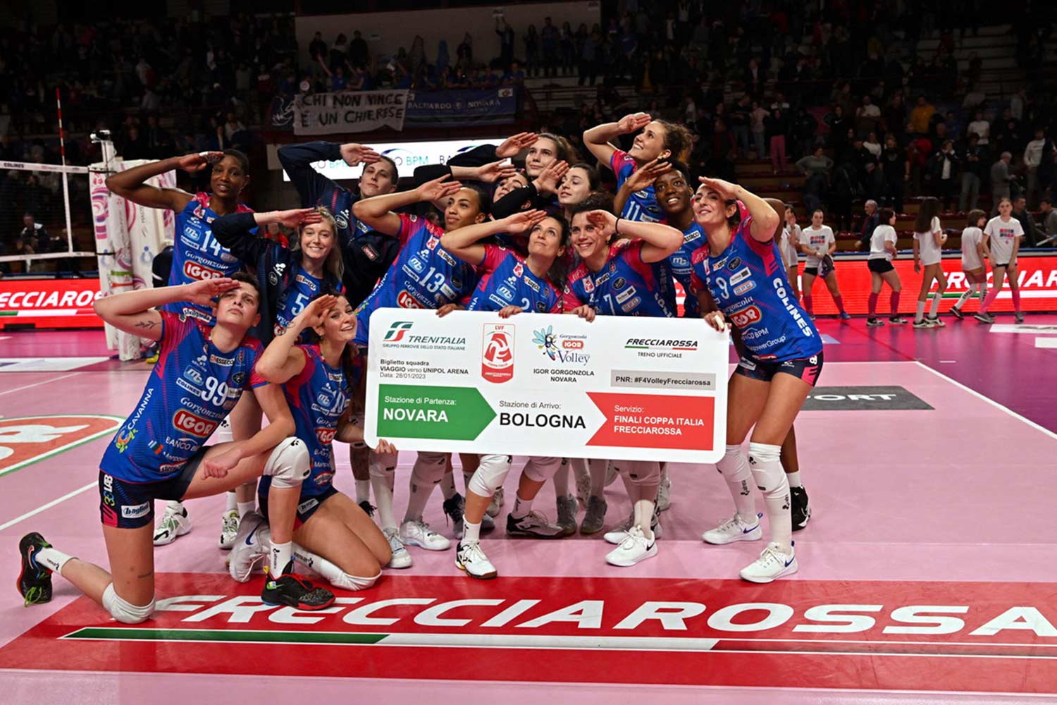 Le pallavoliste della Igor Gorgonzola Novara festeggiano l’accesso alle Finali di Coppa Italia Frecciarossa con un biglietto gigante del treno Trenitalia