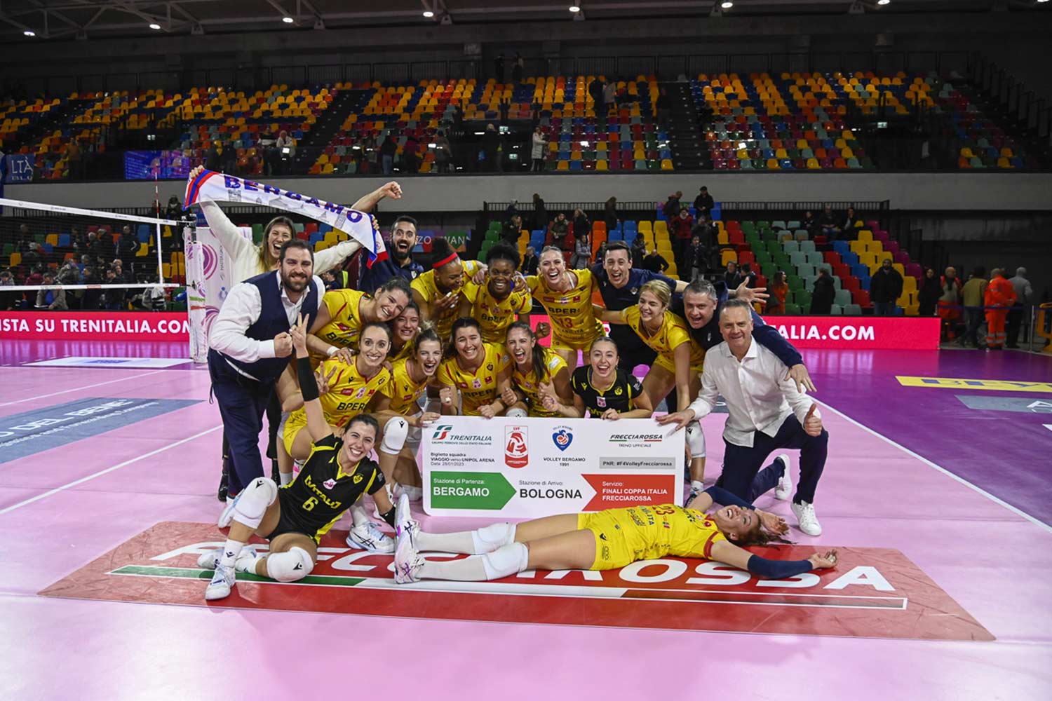 Le pallavoliste della Volley Bergamo 1991 festeggiano l’accesso alle Finali di Coppa Italia Frecciarossa con un biglietto gigante del treno Trenitalia