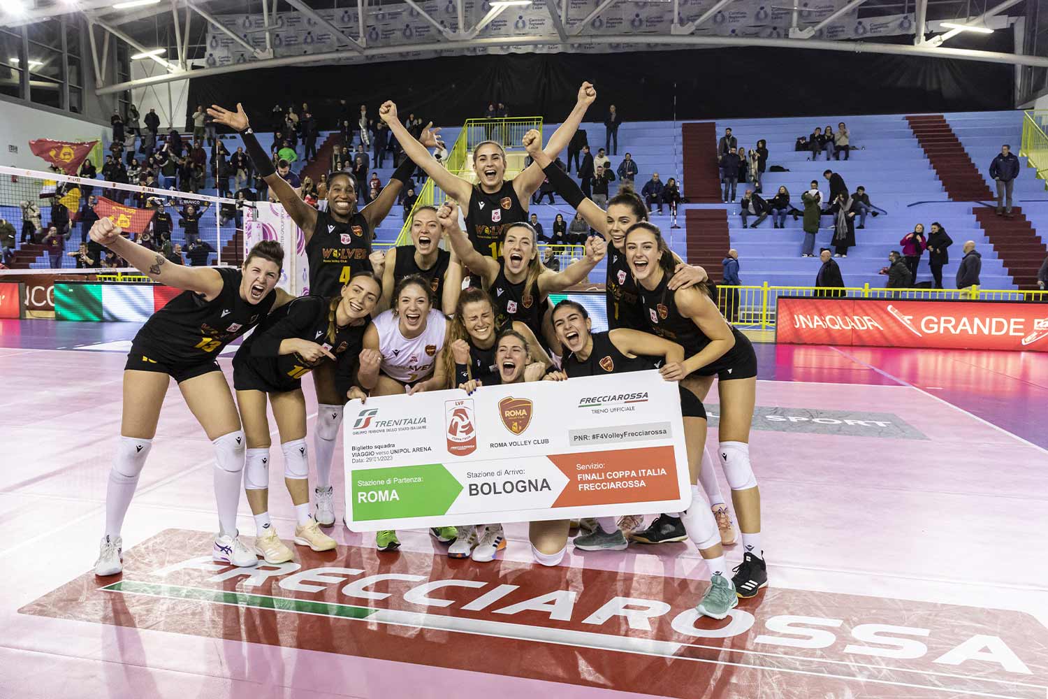 Le pallavoliste della Roma Volley Club festeggiano l’accesso alle Finali di Coppa Italia Serie A2 Frecciarossa con un biglietto gigante del treno Trenitalia