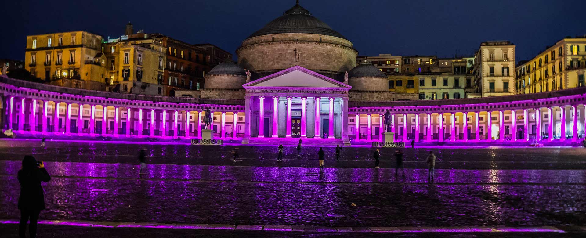 la Basilica di San Francesco di Paola in Piazza Plebiscito a Napoli illuminata di rosa per il Giro d’Italia 2023
