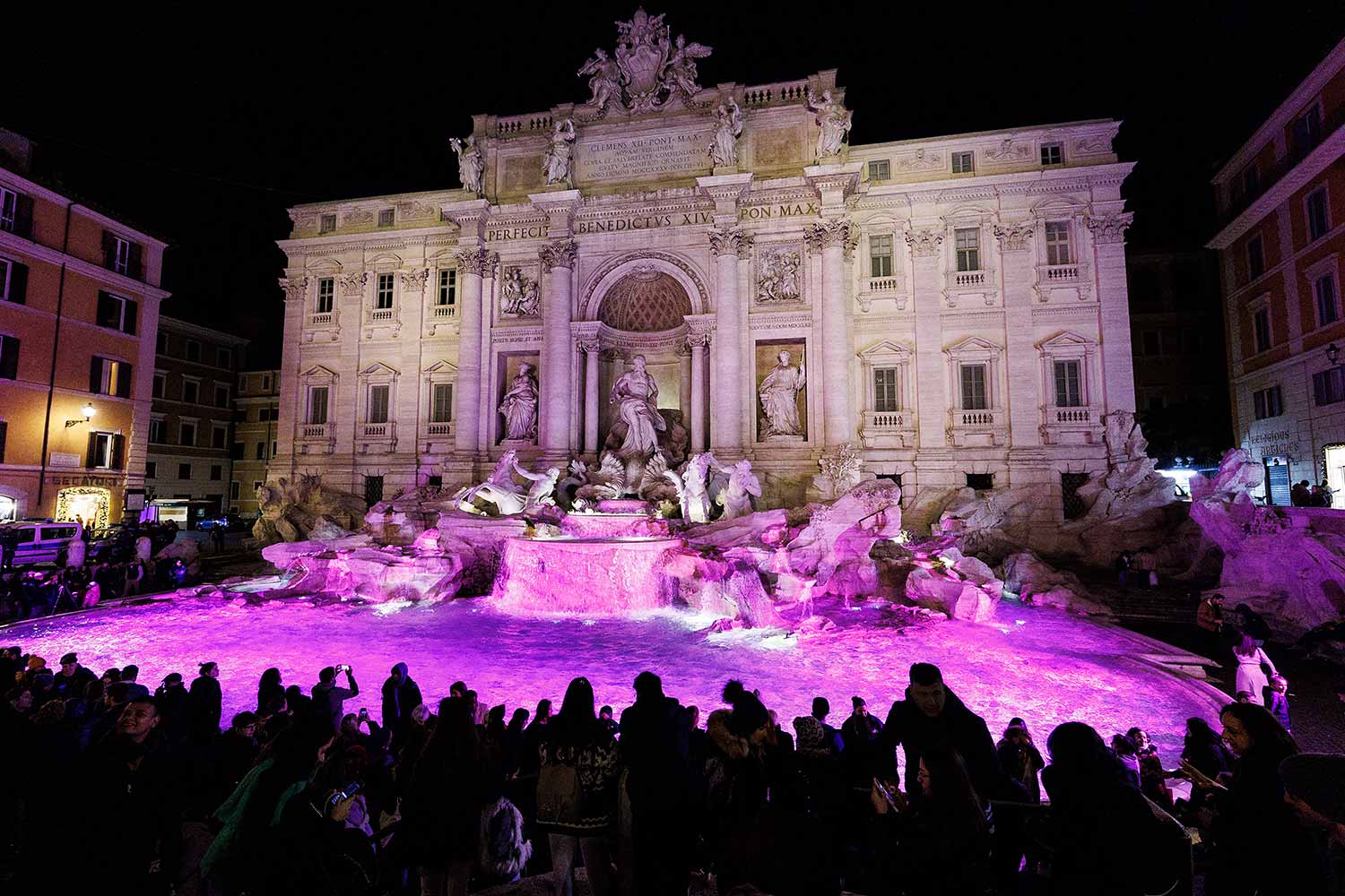 La Fontana di Trevi a Roma illuminata di rosa per il Giro d’Italia 2023
