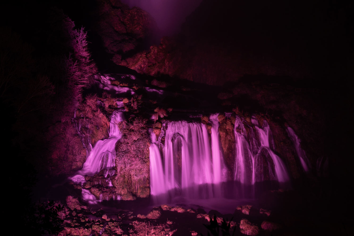 La Cascata delle Marmore a Terni illuminata di rosa per il Giro d’Italia 2023