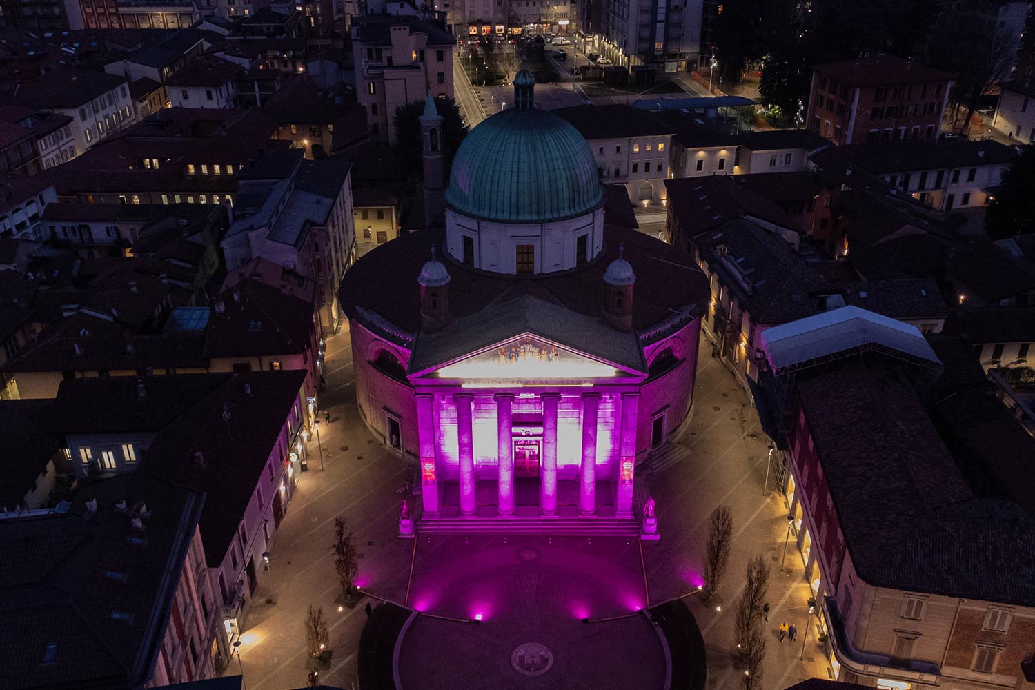 Piazza Concordia a Seregno illuminata di rosa per il Giro d’Italia 2023